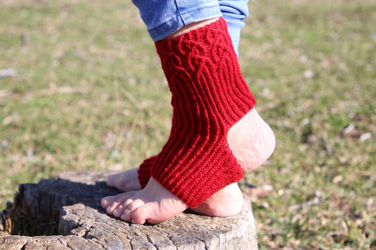 Yoga Socks with Elegant Cable Pattern, Non-Slip Heelless Pilates Socks