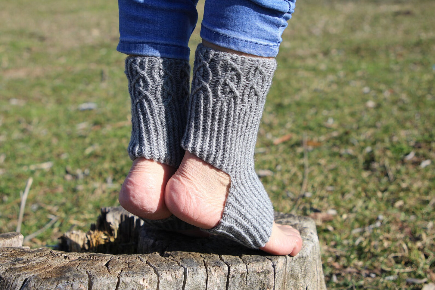 Yoga Socks with Elegant Cable Pattern, Non-Slip Heelless Pilates Socks