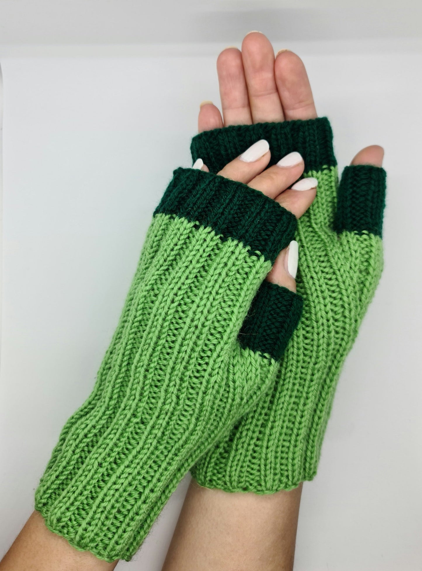 Green strechy mittens