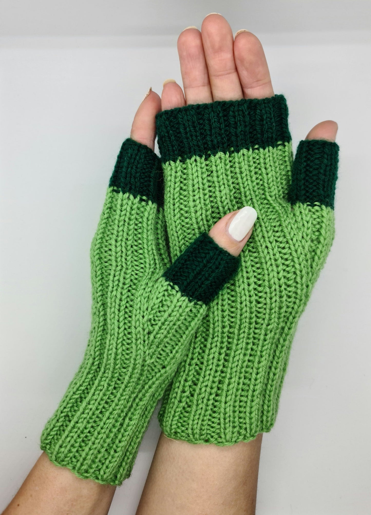 Green strechy mittens