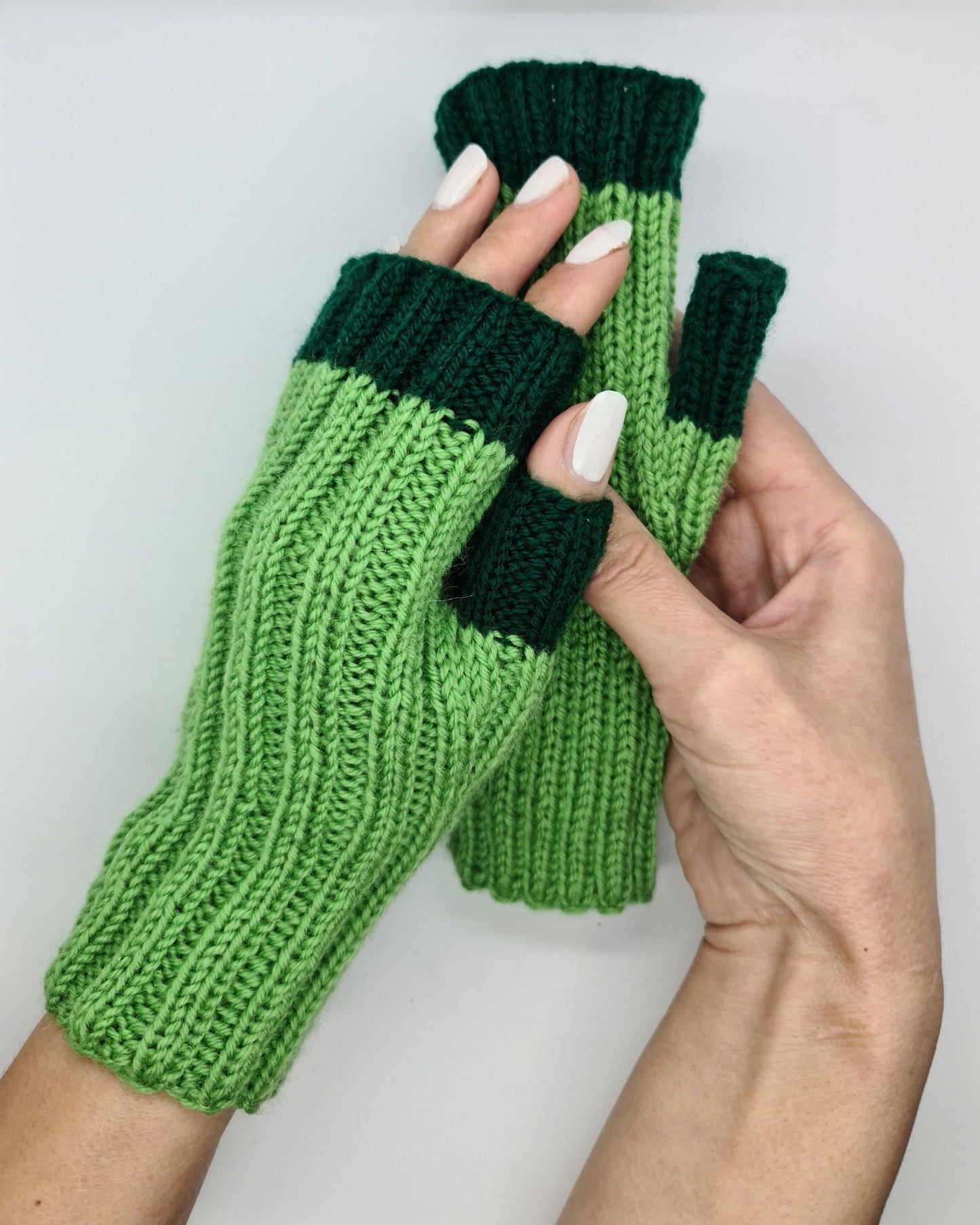 Green strechy mittens