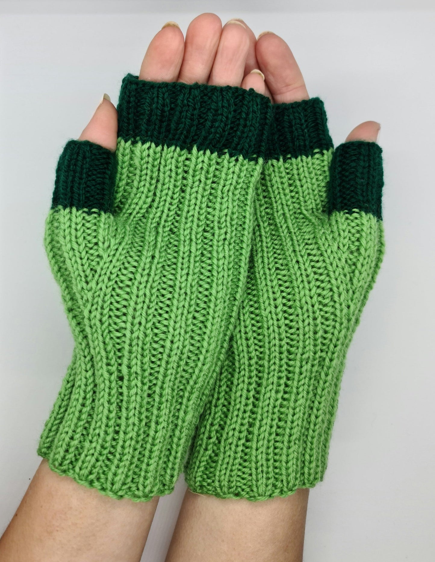 Green strechy mittens