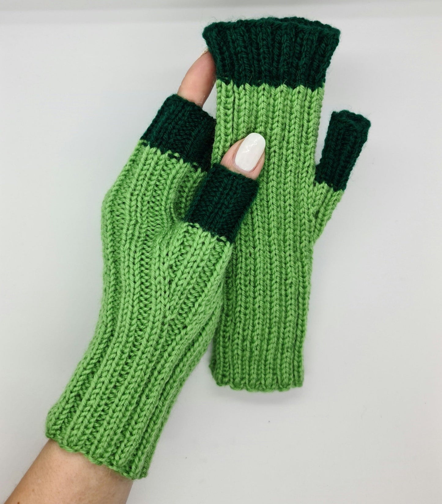 Green strechy mittens