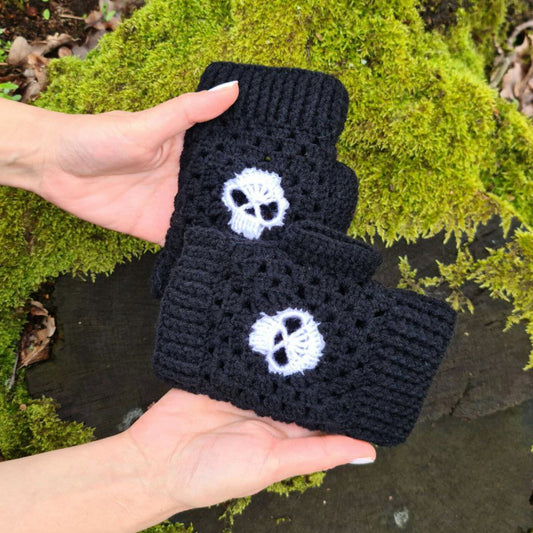 Fingerless gloves with skulls