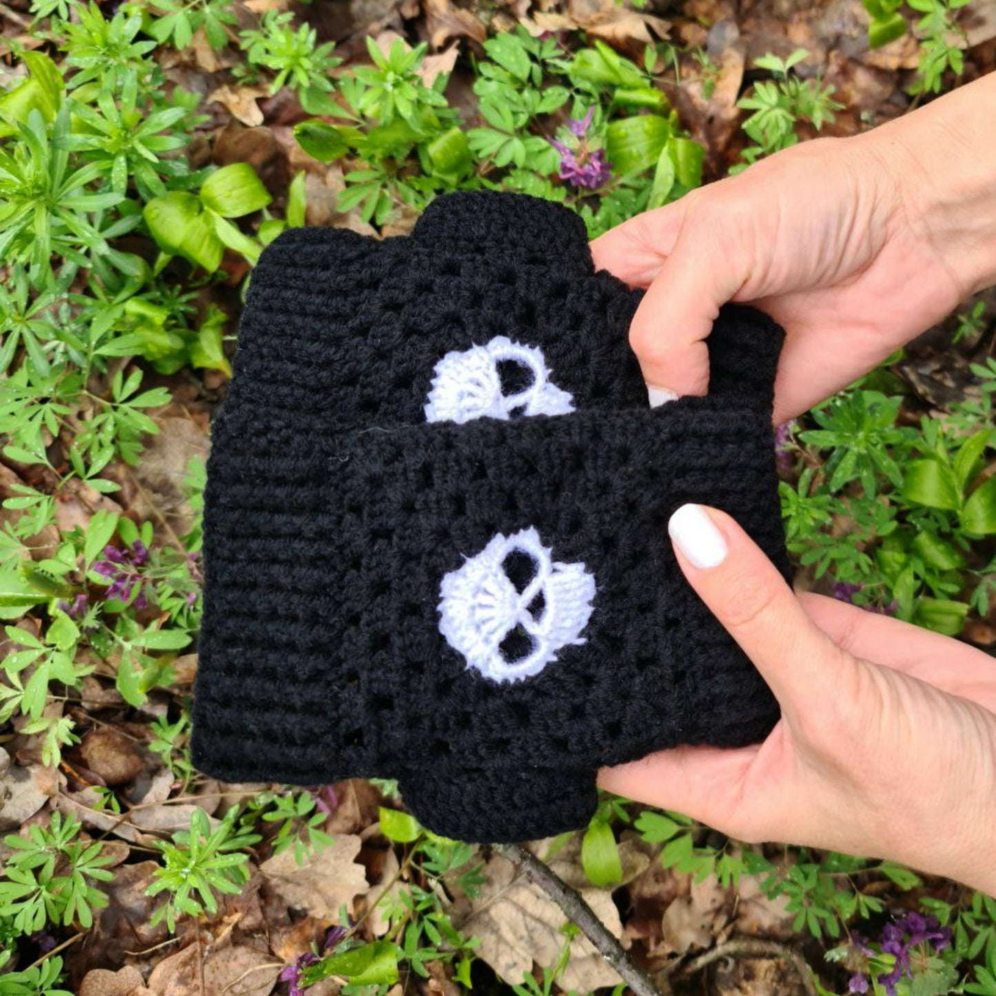 Fingerless gloves with skulls