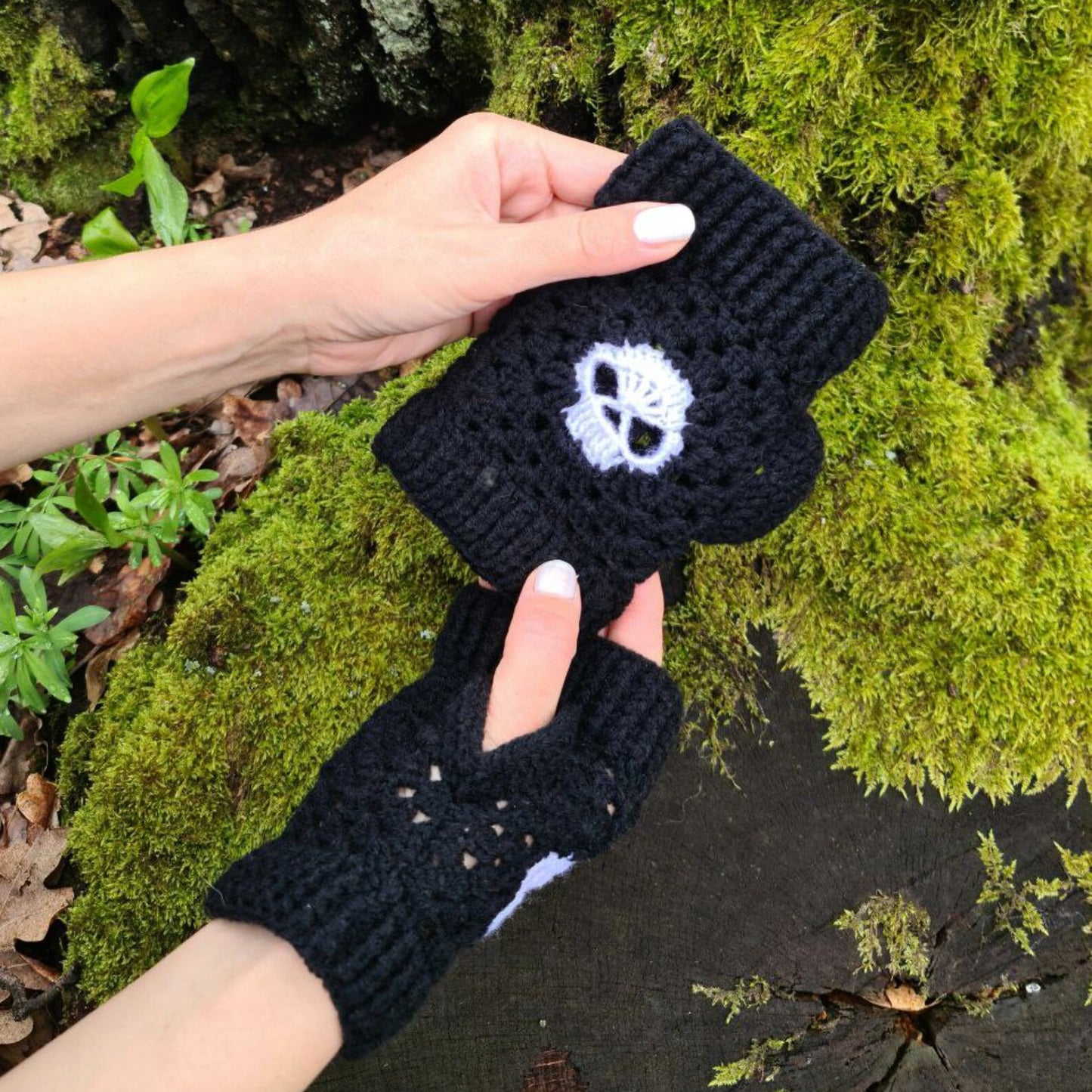 Fingerless gloves with skulls