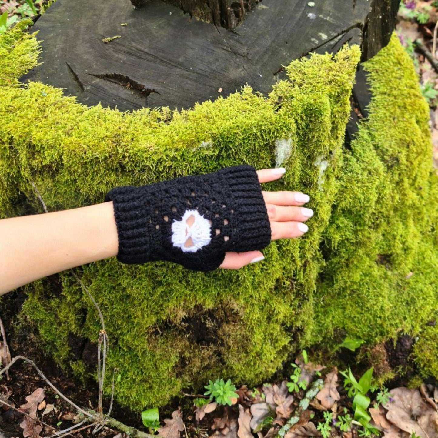 Fingerless gloves with skulls