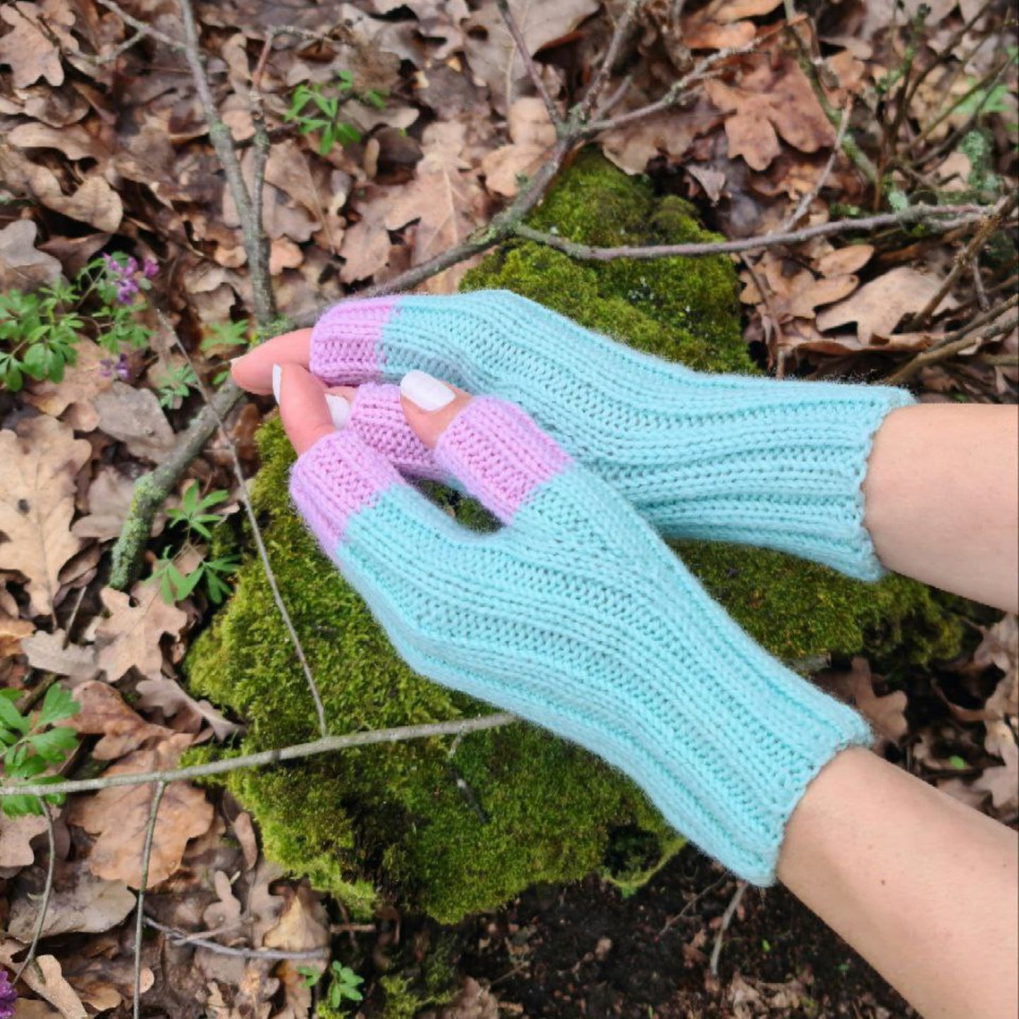 Fingerless ribbed gloves