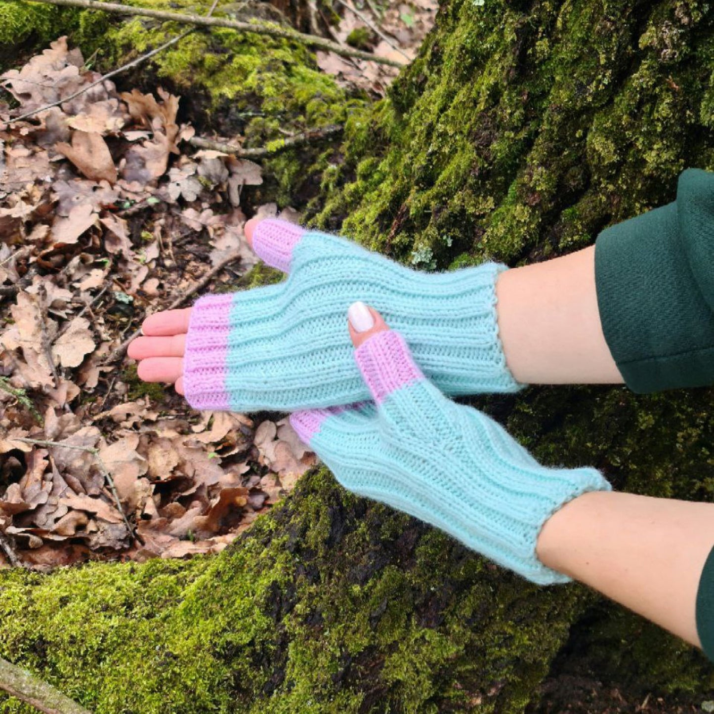 Fingerless ribbed gloves