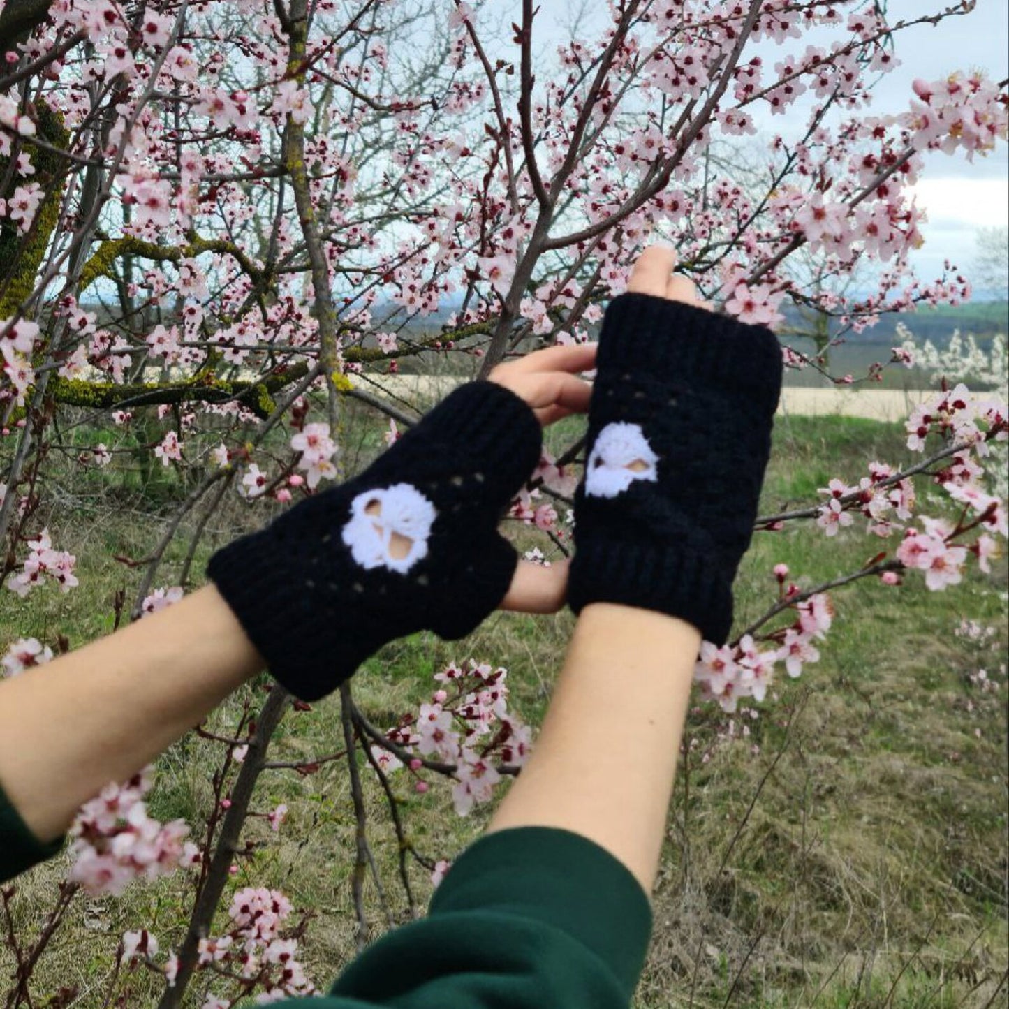 Fingerless gloves with skulls