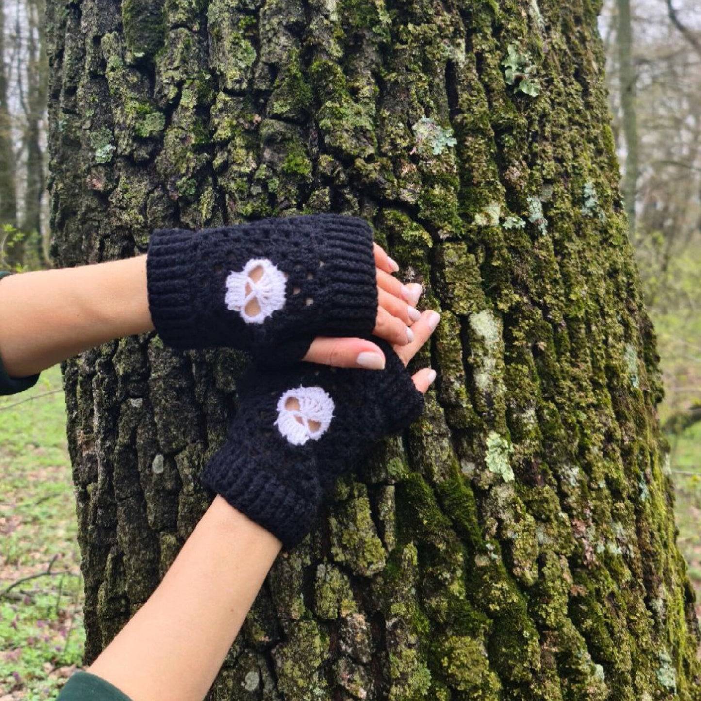 Fingerless gloves with skulls