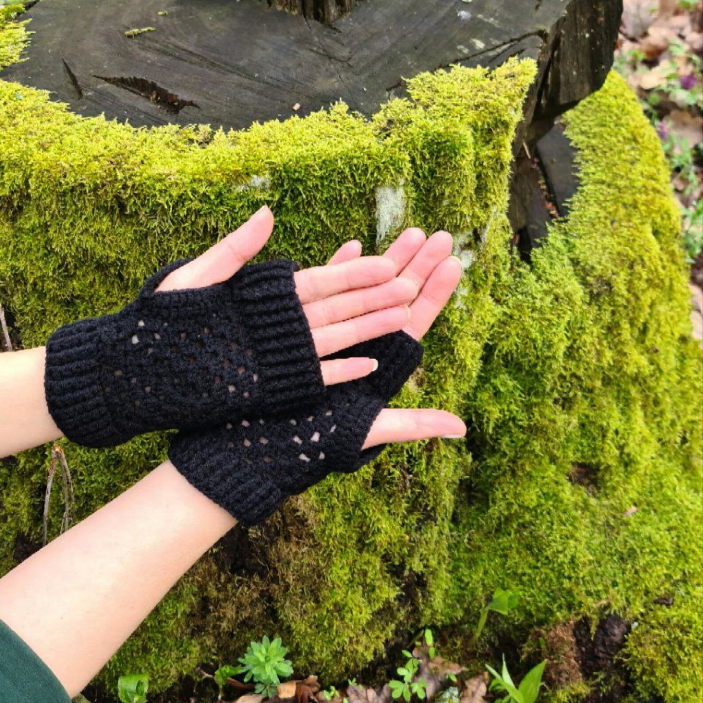 Fingerless gloves with skulls