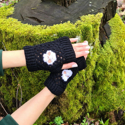 Fingerless gloves with skulls