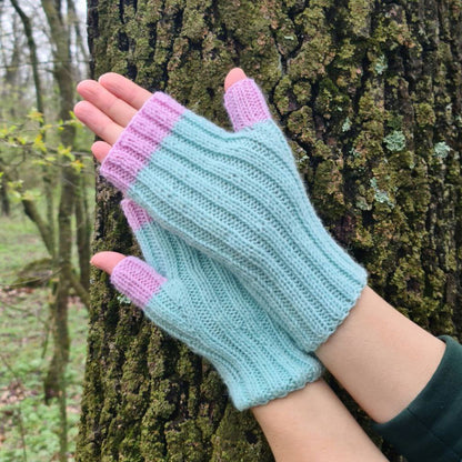 Fingerless ribbed gloves