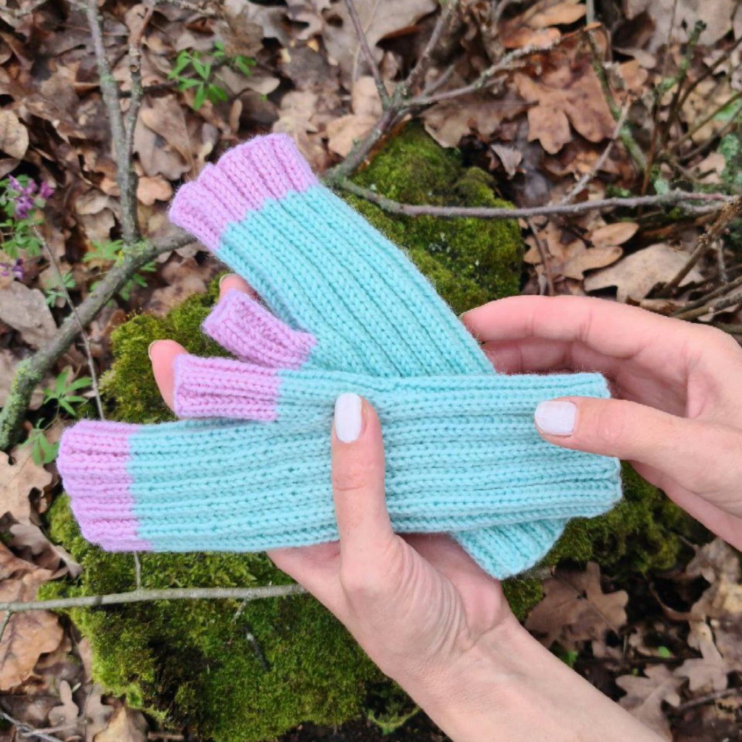 Fingerless ribbed gloves