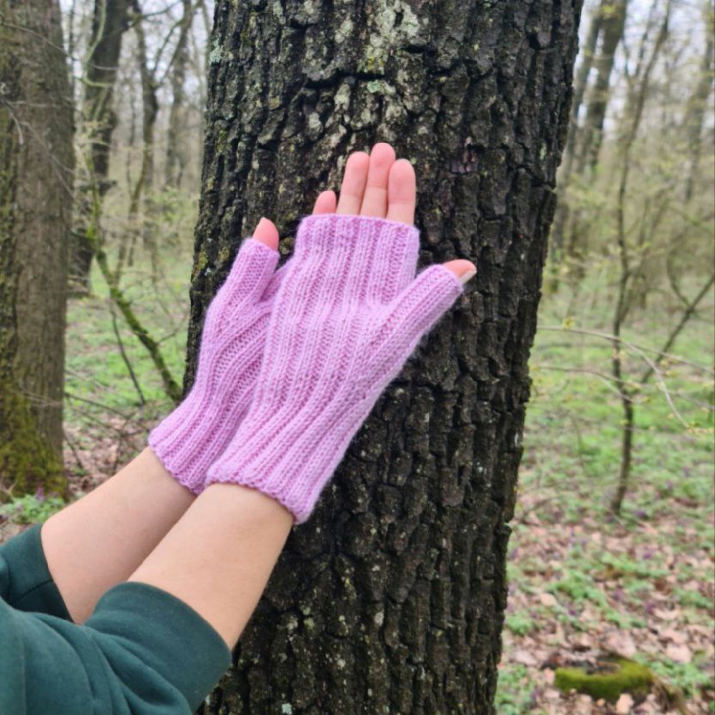 Fingerless ribbed gloves