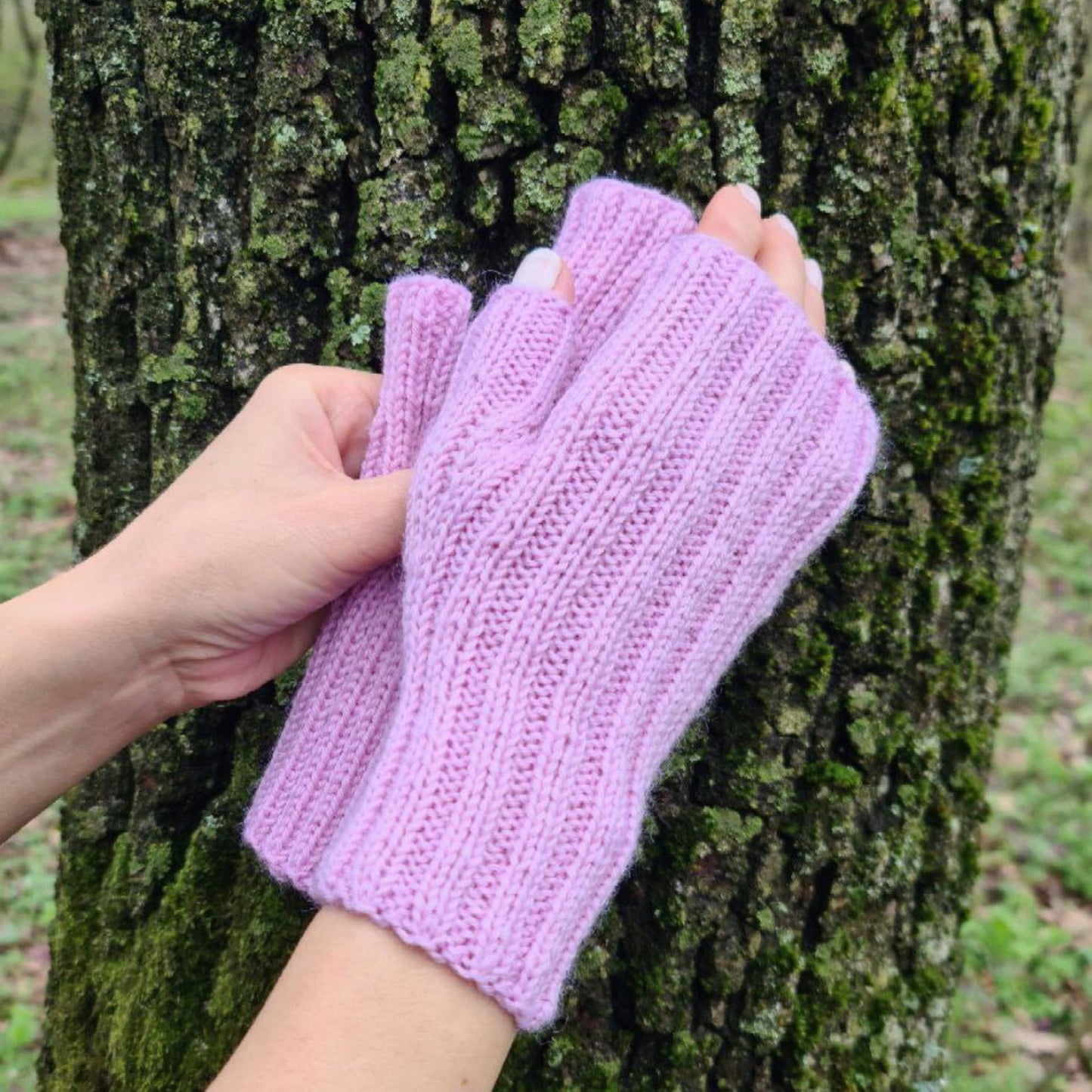 Fingerless ribbed gloves