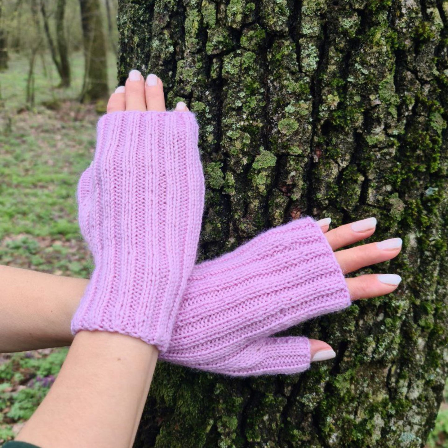 Fingerless ribbed gloves