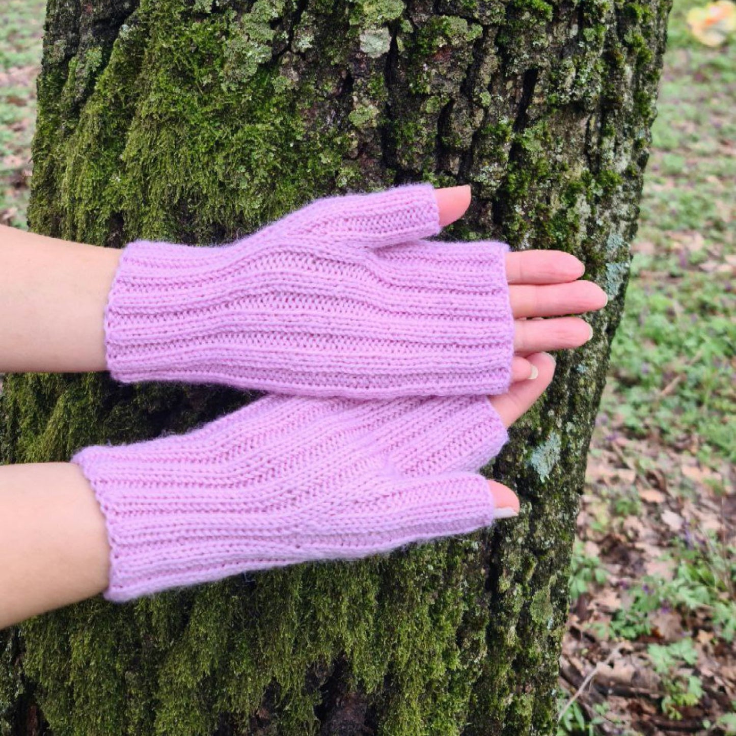 Fingerless ribbed gloves