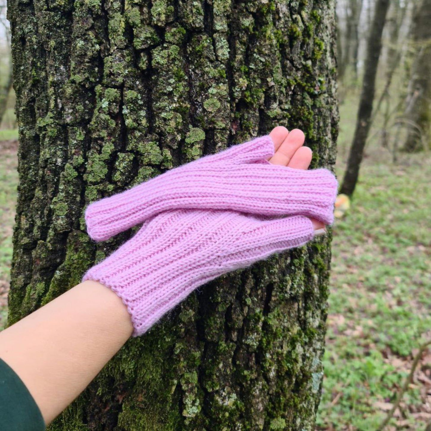 Fingerless ribbed gloves