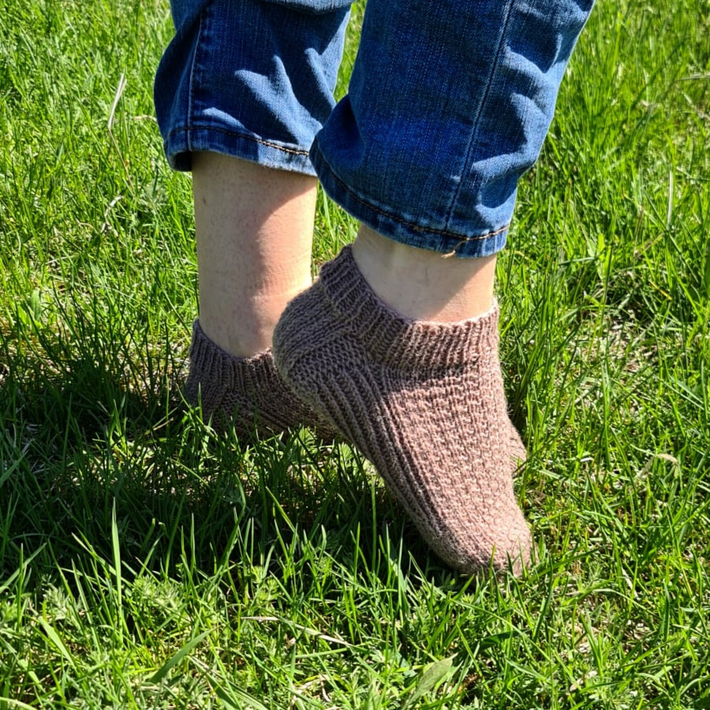 Brown sneaker socks, Patterned low-cut socks