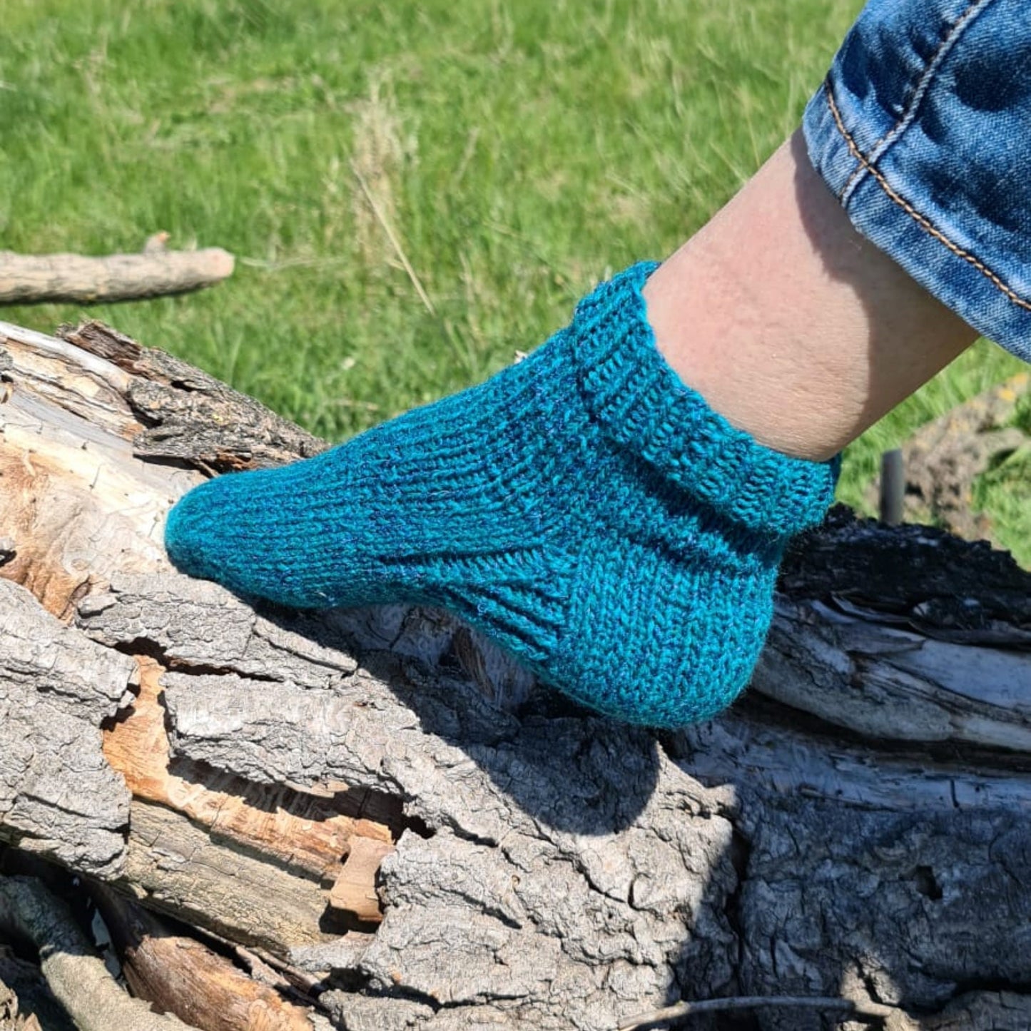 Plain blue quarter socks with fancy heel