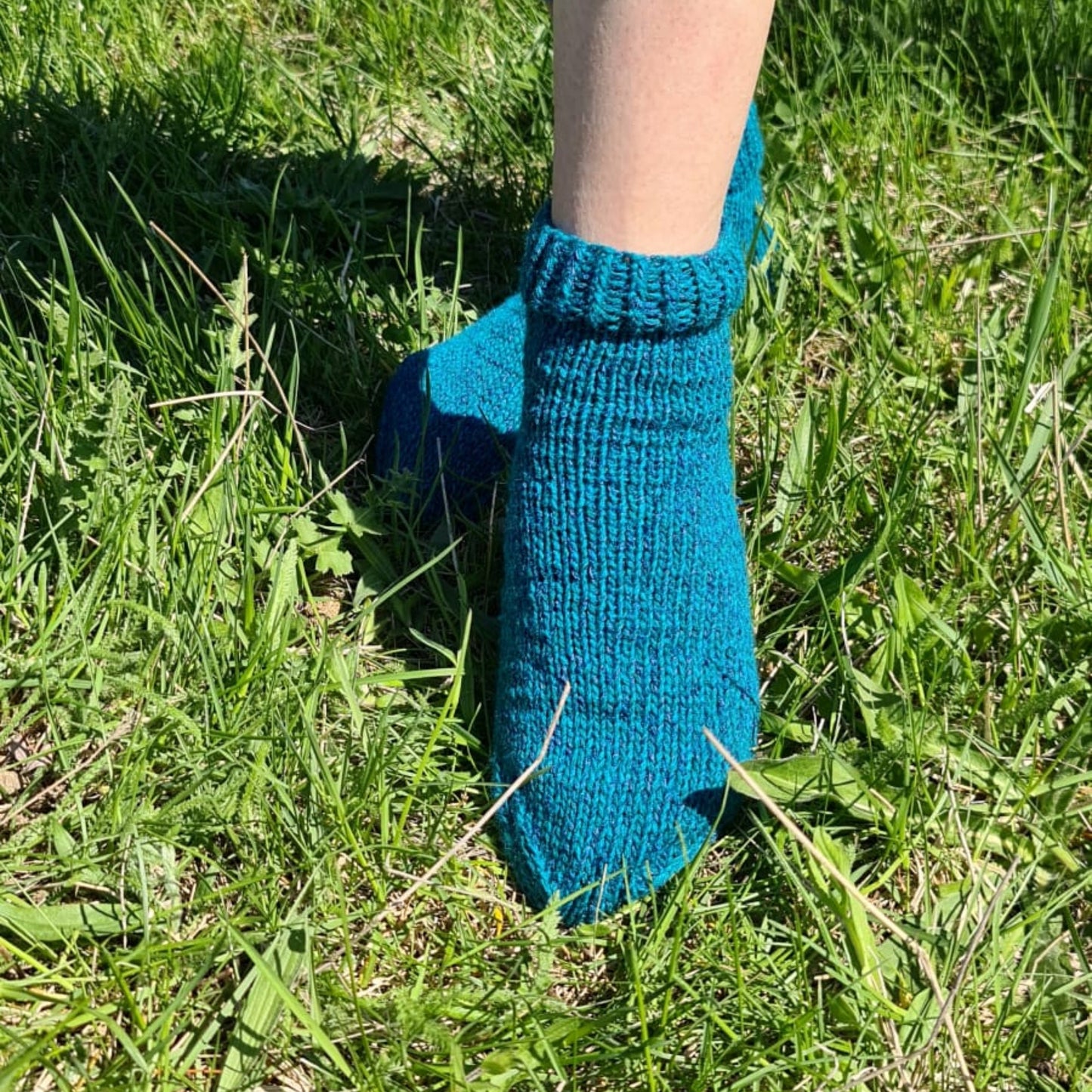 Plain blue quarter socks with fancy heel