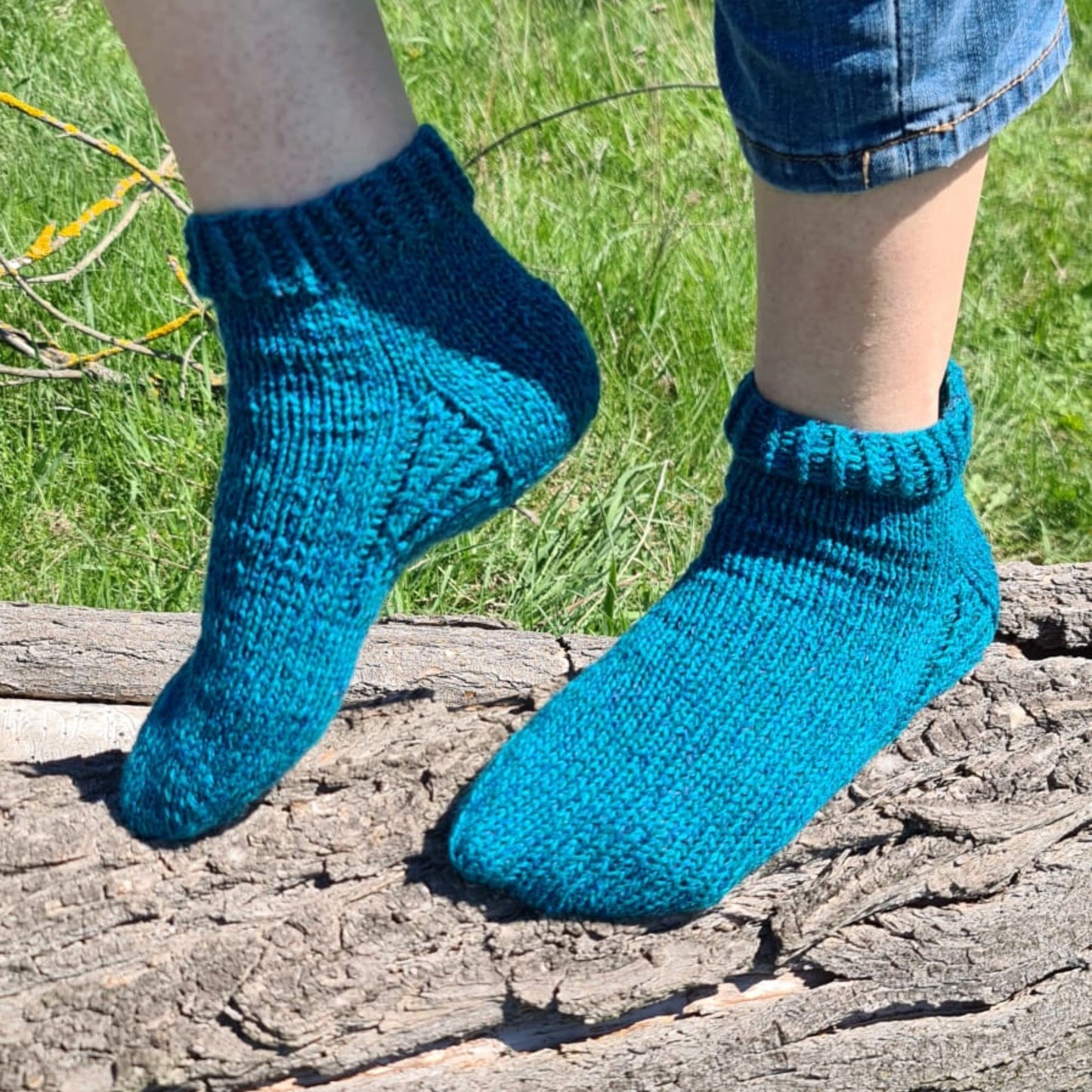 Plain blue quarter socks with fancy heel