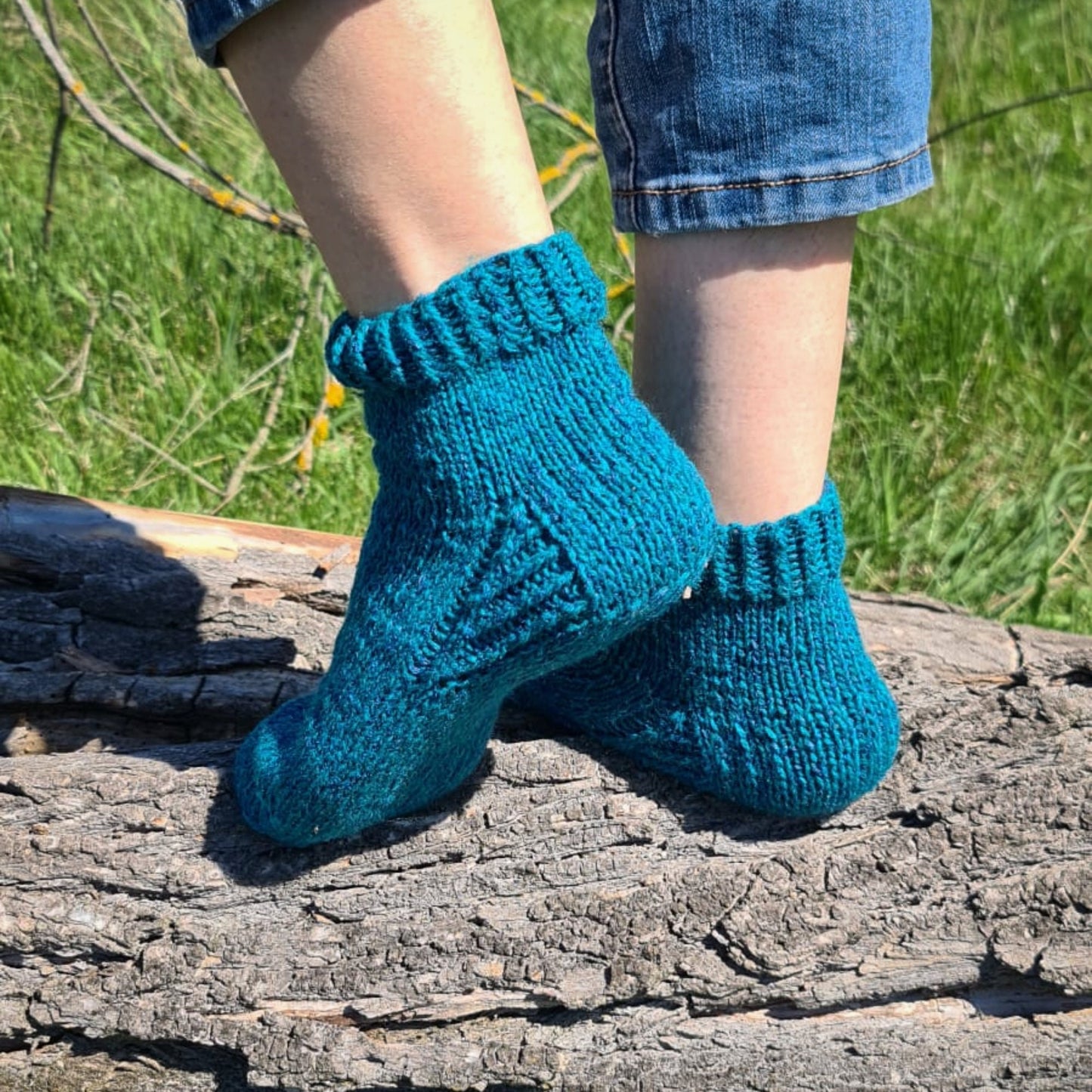 Plain blue quarter socks with fancy heel