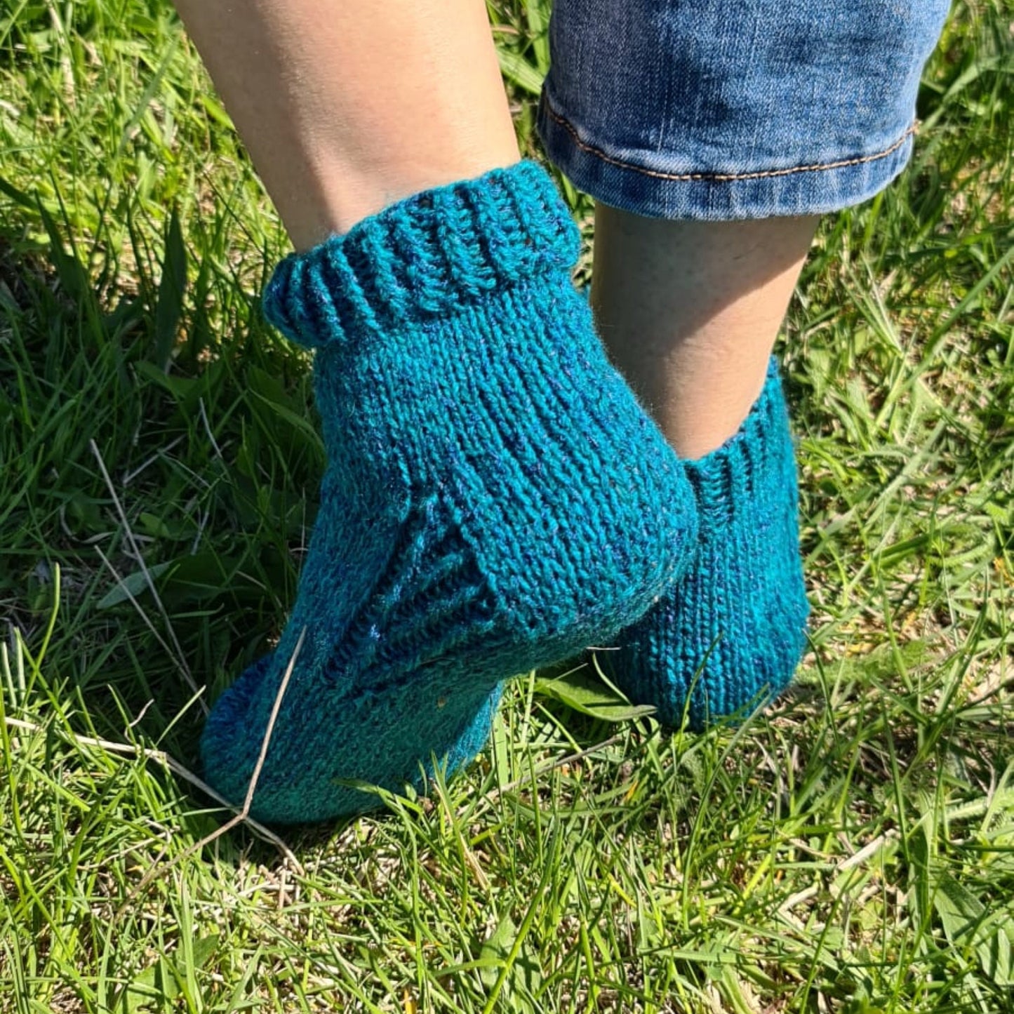 Plain blue quarter socks with fancy heel